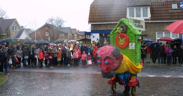 In beeld | Langste polonaise in Weerselose optocht | Oldenzaal - Tubantia