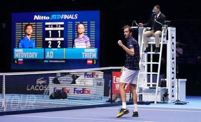 Dominic Thiem onderuit in langst durende eindstrijd ooit van ATP Finals: Daniil Medvedev triomfeert