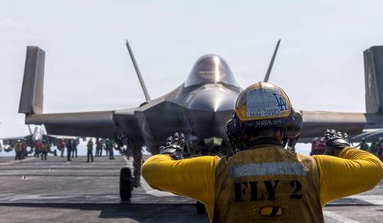 Goedkope aanvalsdrones, nieuwe raketten en AI: hoe de VS Iran bestoken met een nieuwe generatie wapens