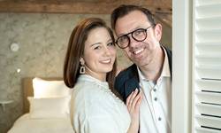 ‘Temptation’-Deborah valt voor 12 jaar oudere Bruno: waarom vinden we oudere mannen zo aantrekkelijk?