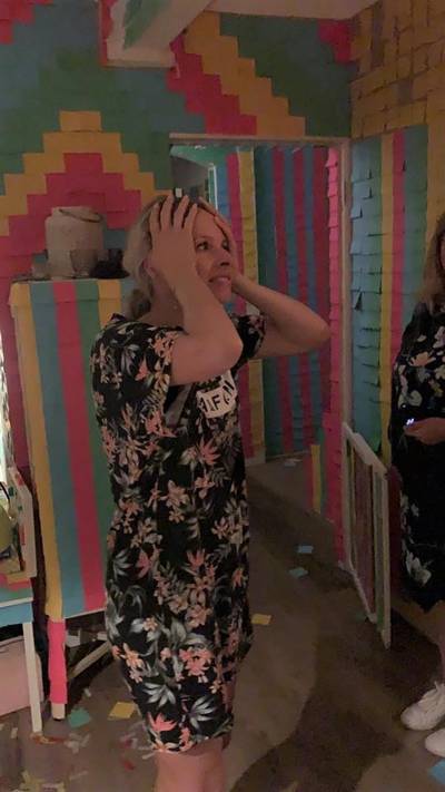 Post-it-geintje loopt ‘iets uit de hand’ in Den Bosch: bruidspaar mag 17.500 gekleurde stickers zelf opruimen