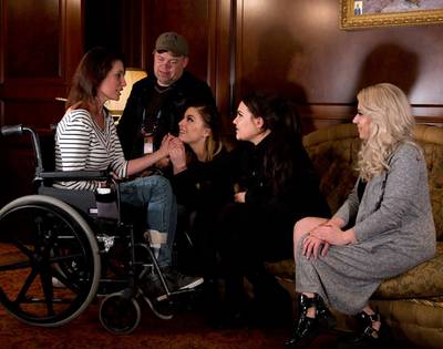 OG3NE liet samen met stervende moeder gezinstatoeage zetten