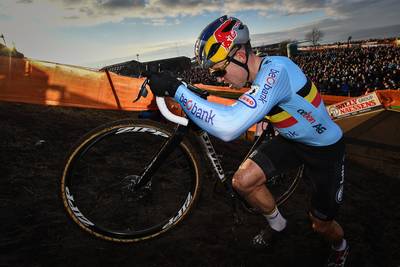 Onttroonde Van Aert roemt Van der Poel: ‘Hij is de verdiende winnaar’