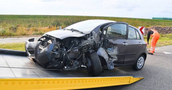 Auto flink beschadigd na aanrijding in Terneuzen.
