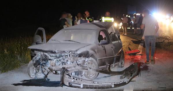 Auto vliegt in brand bij ernstig ongeval op A1 bij Voorthuizen: vrouw en kind gewond.