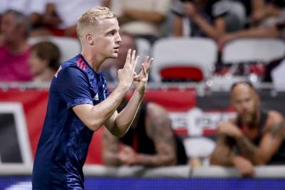 Van de Beek maakt gelijk tegen Nice en eert Nouri