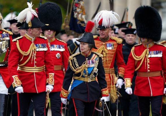 Prinses Anne vertelt over haar hoed die het zicht van prins Harry blokkeerde bij de kroning van Charles