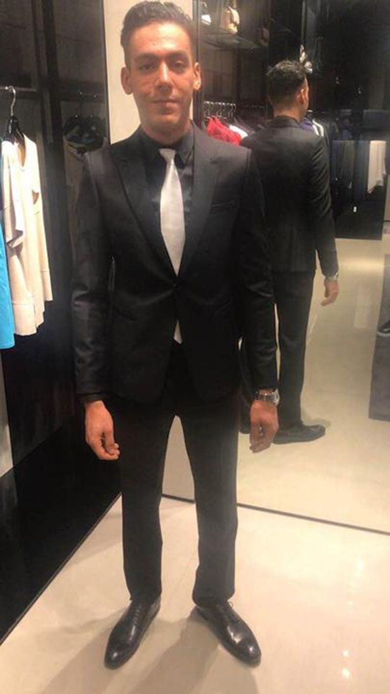 Bruidegom Vergeet Trouwkostuum Aan Tramhalte Hoboken In De