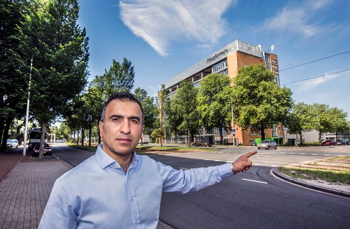 Atalay wijst naar het bedrijventerrein op de hoek Fruitweg-Televisiestraat. Daar zou je een wijkstation kunnen neerzetten, waar arbeidsmigranten worden opgehaald en afgezet. Hiermee haal je veel overlast in de wijk weg.