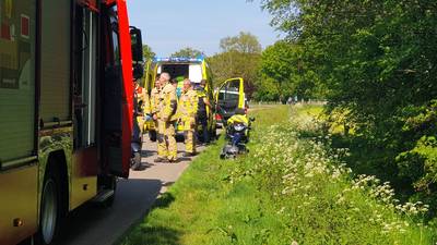 Vrouw belandt met haar scootmobiel in diepe sloot in Glane