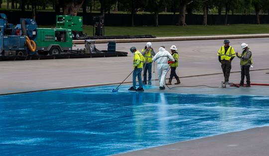 ‘Vies’ en ‘walgelijk’, vindt Trump: president laat spiegelvijver bij Lincoln Memorial blauw schilderen, dat plan stuit op kritiek