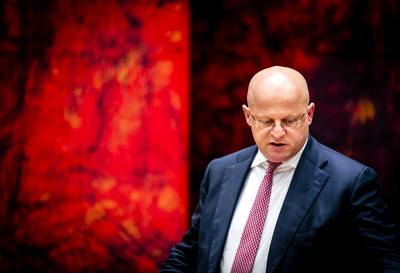 Minister Grapperhaus roept bedreigde columnisten op tot aangifte