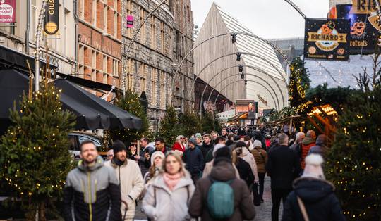 ‘Liever glühwein dan een nieuwe winterjas’: waarom handelaars niet profiteren van overvolle kerstmarkten