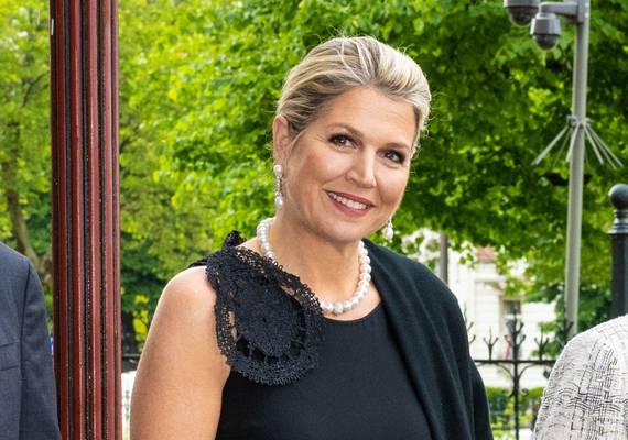 Zo zien we haar niet vaak: koningin Máxima geheel in het zwart
