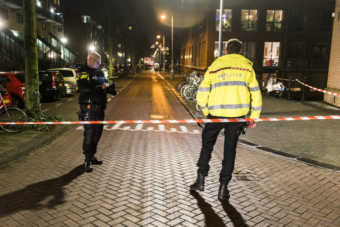De politie heeft de omgeving van de Grote Wittenburgstraat afgezet waar de hulpdiensten aanwezig zijn na een schietpartij.