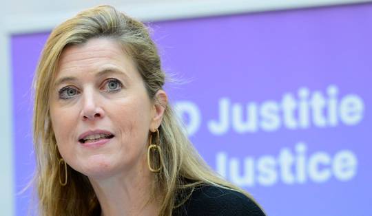 Oppositie eist uitleg van minister Verlinden, nu blijkt dat ze als advocaat werkte voor bedrijf achter i-Police