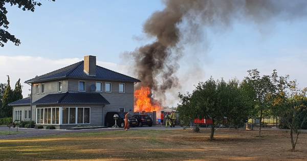 Schuur brandt vlakbij huis in Hoogeloon volledig uit, brandweer voorkomt dat vuur overslaat - Eindho