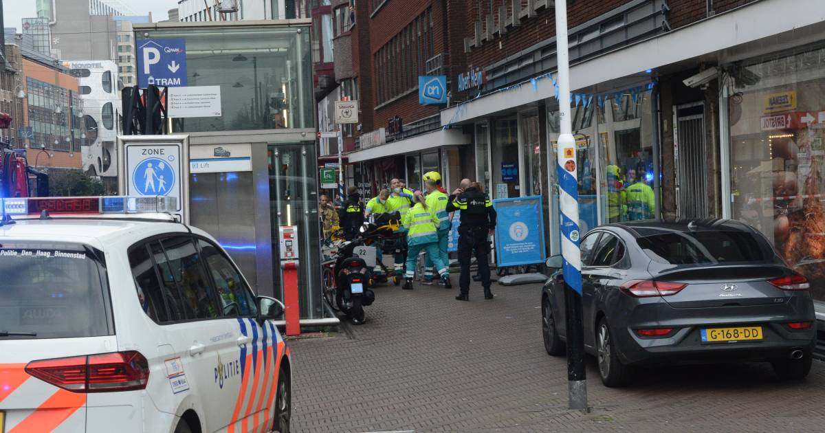 Klopjacht naar dader van steekpartij in Albert Heijn in Den Haag, twee gewonden .