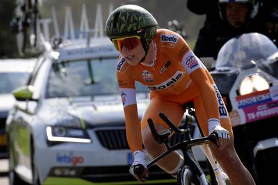Van Vleuten viert met tijdritzege tweede eindwinst op rij