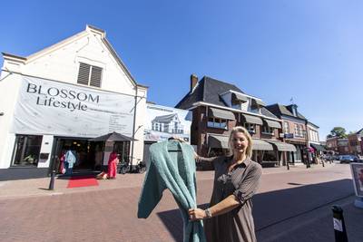 In de rij voor winkels aan Deldense Langestraat: ‘Ik vond het altijd al een mooi stadje’
