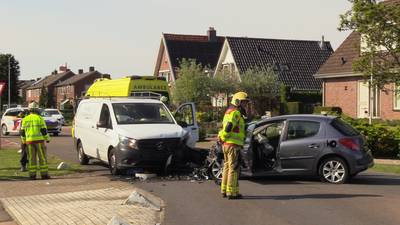 Voertuigen botsen frontaal tegen elkaar in Etten, een bestuurder gewond