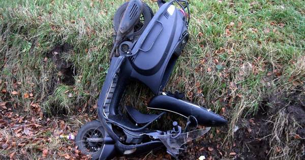 Bestuurder snorscooter gewond na aanrijding met auto in Helvoirt.