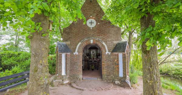 De kaarsen gaan hard in de Valentinuskapel in Westerhoven - Eindhovens Dagblad