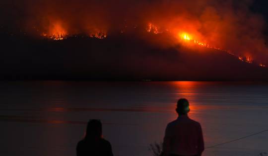 Noodtoestand afgekondigd voor bosbrand in westen van Canada: meer dan 20.000 inwoners geëvacueerd