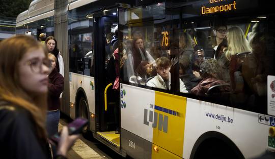 ‘Ik heb het gevoel dat De Lijn kapot moet’: na vijf dagen spoorstaking verklaart regering oorlog aan ‘lege’ bussen