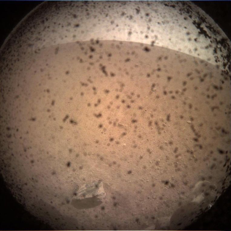 Het eerste beeld van Mars dat de InSight doorstuurde.