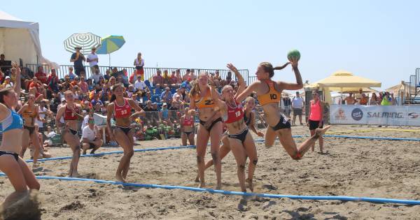 Handbalster uit Angeren wint met Oranje zilver op het strand
