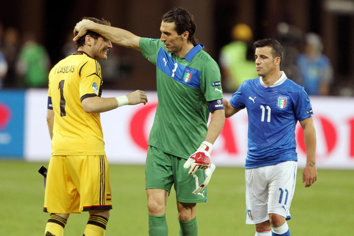 Iker Casillas en Gianluigi Buffon op het EK 2012.
