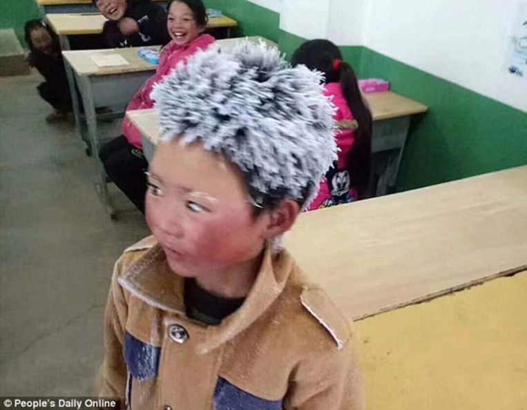 Toen hij maandag na een tocht van 4,5 kilometer door de kou aankwam op school, had Wang Fuman (9) een kapsel van ijspiekjes.