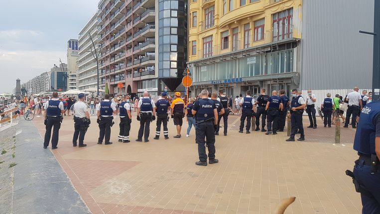 De politie drijft de massa uiteen.