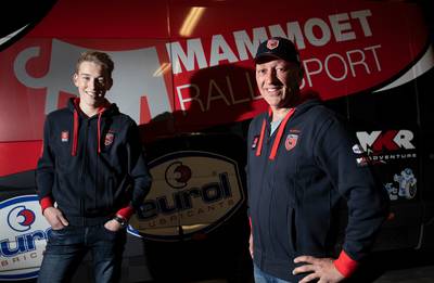 Mitchell (17) heeft zijn vlieguren gemaakt in Dakar-rally: ‘Nu zijn rijbewijs nog’