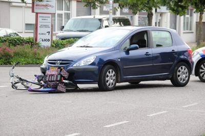 Fietser gewond na botsing met auto in Goor