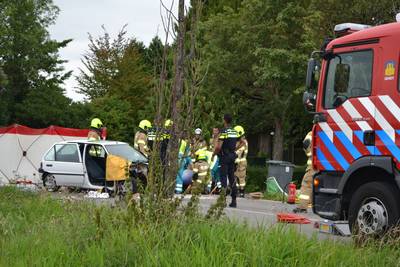 Automobiliste zwaargewond naar ziekenhuis na frontale botsing op Krakkedel bij Doornenburg
