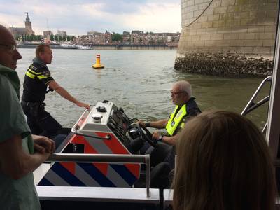 Vierdaagsepontje op de Waal krijgt pech, passagiers door politie opgepikt