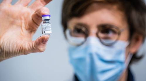 Waarom het nu plots wel sneller kan: vaccins oppotten voor tweede prikje moet niet meer