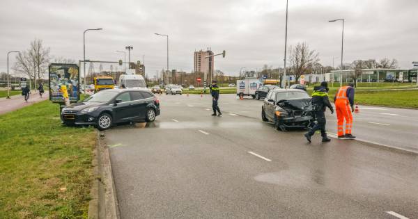 Nijmegen: Veroorzaker van een ernstig verkeersongeval vlucht op zijn sokken: de politie vindt een fles lachgas in de auto | ?@DeGelderlander? weer zo'n laffe idioot. Voorgoed rijverbod? .
