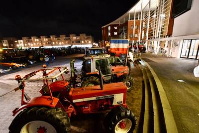Protesterende boeren met tractoren op plein De Höfte in Goor