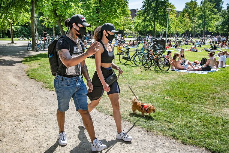 Volkskrant Avond: Politie grijpt in vanwege drukte in parken | Het verhaal van een ambtenaar die wer