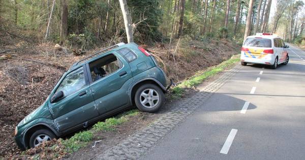 Snijwonden door rondvliegend glas bij botsing in Lettele.