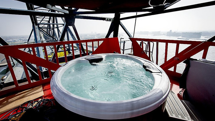 Jacuzzi met 'werelds uitzicht' in Amsterdams ...