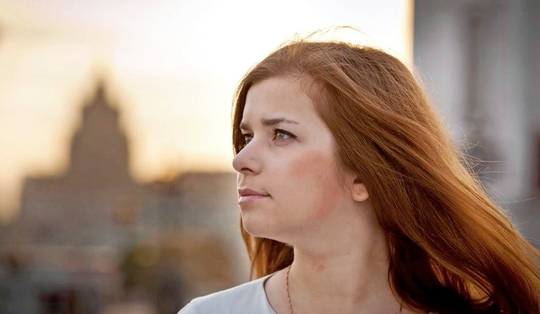 Hoe de Russische Masja Drokova naast Jeffrey Epstein ook Vlaams Belang-ideoloog Tom Vandendriessche om haar vingers wond