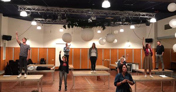 Toneelclubs gaan weer op de planken; soms letterlijk op afstand - BD.nl