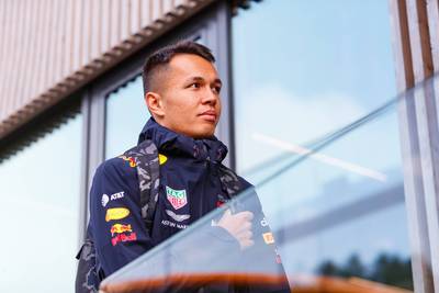 Albon start achteraan bij debuut voor Red Bull