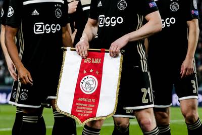 Feestende Ajaxfans hinderen trams Amsterdam