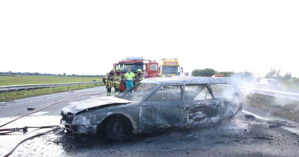 Auto brandt uit bij botsing op A15; file richting Nijmegen.