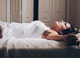 Lig je te piekeren in bed? Zo kom je er vanaf